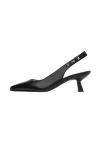 Décolleté slingback in pelle nera con punta affusolata, tacco a blocco piccolo e una fascia decorativa con accenti metallici. Texture liscia, design minimale.