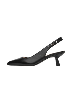 Schwarze Leder-Slingback-Pump mit spitzem Zeh, kleinem Blockabsatz und einem dekorativen Riemen mit metallischen Akzenten. Glatte Textur, minimales Design.