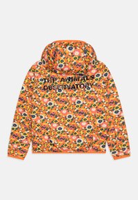 Kleurrijke bloemenjack met een oranje achtergrond, voorzien van verschillende bloemen in roze, geel en blauw. Met capuchon en zwarte letters.