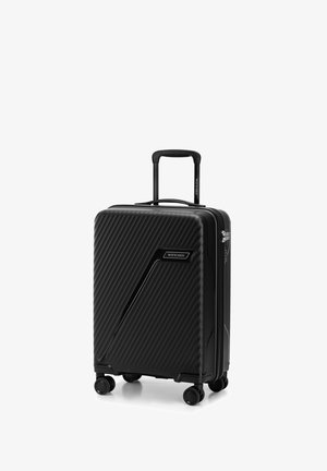 Maleta rígida negra con textura estriada, mango telescópico y cuatro ruedas. Presenta un logo y un diseño moderno y elegante. Tamaño compacto.