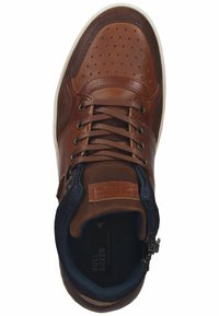 Brązowe skórzane sneakersy typu high-top z perforowanym czubkiem, teksturowanymi akcentami z tkaniny, wypukłym logo oraz kontrastującą białą gumową podeszwą.