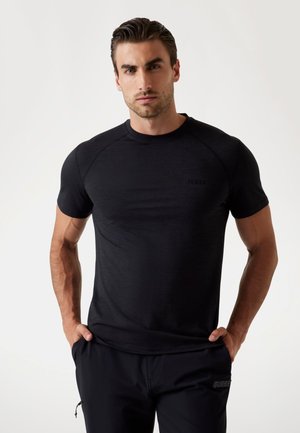 Schwarzes Sport-T-Shirt mit kurzen Ärmeln, rundem Ausschnitt, strukturiertem Stoff und einem dezenten Logo auf der Vorderseite. Figurbetontes Design.