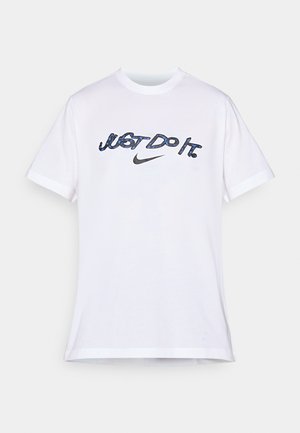 Biela bavlnená tričko s nápisom "Just Do It." v modrom a čiernom písmene, s logom Nike v čiernej farbe pod nápisom. Krátke rukávy, okrúhly výstrih.