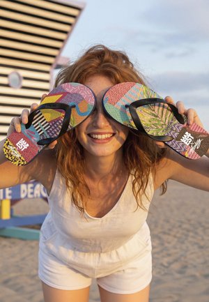 mtng, CHANCLAS COCONUT - Chanclas de dedo - black pink light yellow