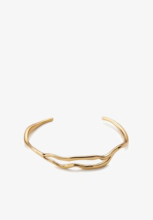 Åben guldbredt armbånd med to uregelmæssige, bølgede bånd, der danner et minimalistisk, moderne design.