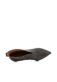 Scarpa piatta grigia in suede con punta appuntita e design curvo, con un tallone nero e rivestimento interno in pelle marrone. Semplice ed elegante.
