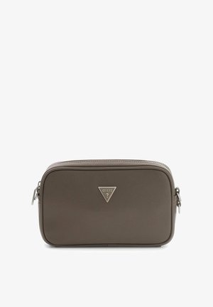 Rechthoekige grijze synthetische handtas met een gestructureerd oppervlak, zilverkleurige metalen details en een driehoekig logo-accent aan de voorkant. Ritssluiting.