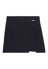 Jupe mini en tricot noir avec un design froncé, comportant un accent circulaire et des détails plissés. Texture lisse, forme moderne, sans motifs.
