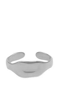 Zilveren metalen cuffarmband met een glad, gebogen ontwerp en open uiteinden. Het oppervlak is gepolijst en weerkaatst het licht met een strakke afwerking.