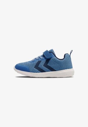 Blauer Sportschuh aus Mesh-Material, ausgestattet mit einem Klettverschluss, Schnürdesign und kontrastierender weißer Sohle. Zickzack-Muster in dunklerem Blau.