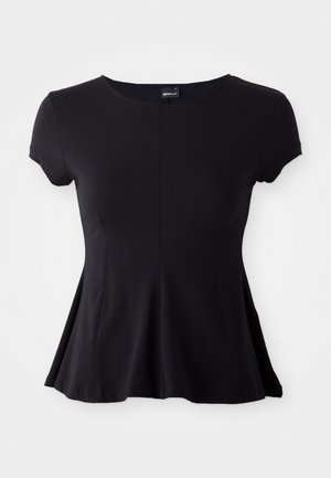 Haut noir à manches courtes avec un col rond, silhouette évasée et tissu lisse. Le détail de la couture centrale accentue le design.