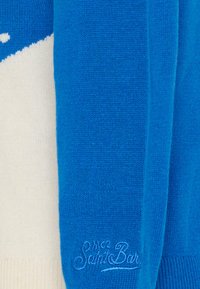 Blauw en crème gebreide trui, met een gladde textuur en een in blauw gestikt logo op de zoom, met een contrasterend kleurblokontwerp.