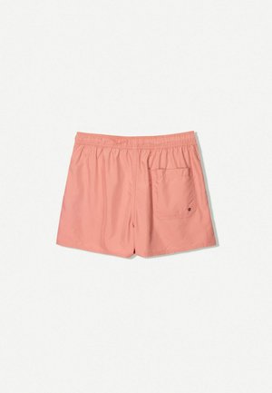 Rosa Schwimmshorts aus leichtem Stoff mit einem elastischen Bund und einer Gesäßtasche. Sie verfügen über eine glatte Textur und ein einfaches Design.