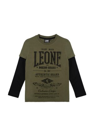 T-shirt de boxe Leone à manches longues, vert olive et noir, avec de grandes inscriptions noires et des motifs de style vintage, présenté sur fond blanc.