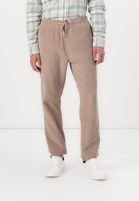 Tommy Jeans ISAAC - Trousers - coastal taupe