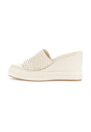 Sandalia de cuña beige con textura tejida en la banda superior y suela plataforma, estilo abierto y sin cierre.