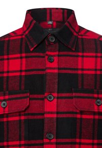 Rood en zwart geruite shirt met een knoopsluiting, een puntkraag, twee borstzakken en zwarte knopen op een zachte stof.