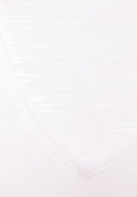 Weißer V-Ausschnitt-Oberteil aus einem weichen, strukturierten Stoff. Der Ausschnitt hat eine dezente gerippte Kante und zeigt ein sauberes und einfaches Design.