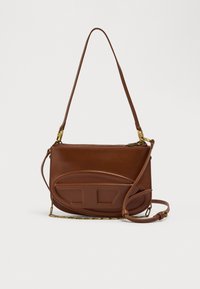 Καφέ δερμάτινη τσάντα χιαστί με λεία υφή, κυρτό μπροστινό σχέδιο και δύο ορθογώνιες λεπτομέρειες. Διαθέτει μακρύ, ρυθμιζόμενο λουρί.