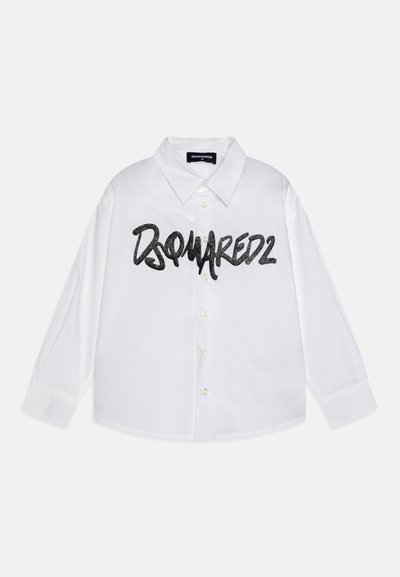 Biała koszula z długim rękawem z czarnym, błyszczącym logo "DSQUARED2", klasycznym kołnierzykiem, z przodem na guziki oraz podwójnymi mankietami na guziki.