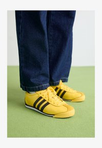 Izbrano, spring yellow/dark brown/core black