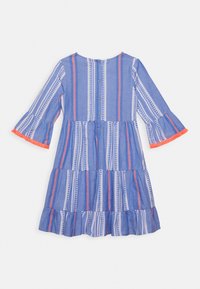 Vestido a rayas azul y blanco con acentos rosas, mangas acampanadas con ribete rosa, cierre de botones en la parte trasera y dobladillo con volantes en capas.