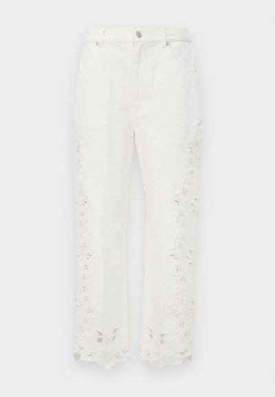 Baltas apgrieztās bikses ar ziedu izgriezumu detaļām gar apakšmalēm. Izgatavotas no teksturētas auduma, ar piecām kabatām un priekšējo pogu aizdari.