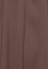 Tissu en cuir marron lisse avec de subtiles plis verticaux et un léger éclat.