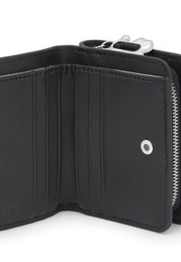 Cartera de cuero negro con múltiples ranuras para tarjetas, cierre de botón a presión y un compartimento con cremallera plateada que tiene un tirador en forma de hueso.