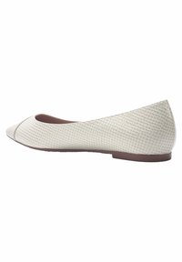 Ballerine in materiale bianco strutturato con punta affusolata, suola piatta e design minimal. Accento suola liscia in un colore a contrasto.