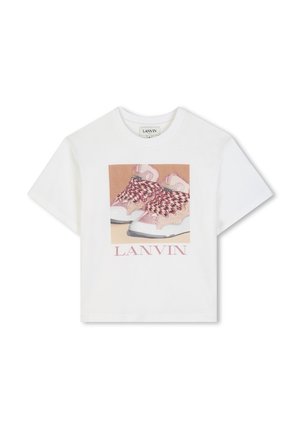 Wit T-shirt met korte mouwen met een afbeelding van roze en witte sneakers en het woord "LANVIN" onder de afbeelding gedrukt.