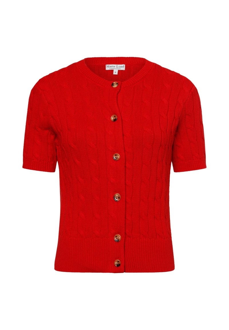 Röd kortärmad cardigan med ett strukturerat flätstickat mönster, försedd med träknappar och rund halsringning. Tillverkad av mjukt tyg.