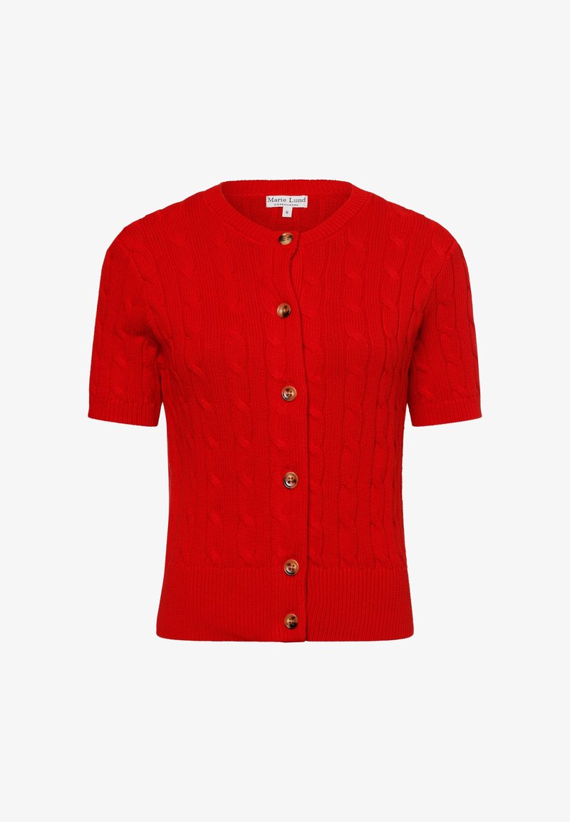 Červený cardigan s krátkými rukávy a texturovaným vzorem kabelového úpletu, s dřevěnými knoflíky a kulatým výstřihem. Vyrobený z měkké látky.