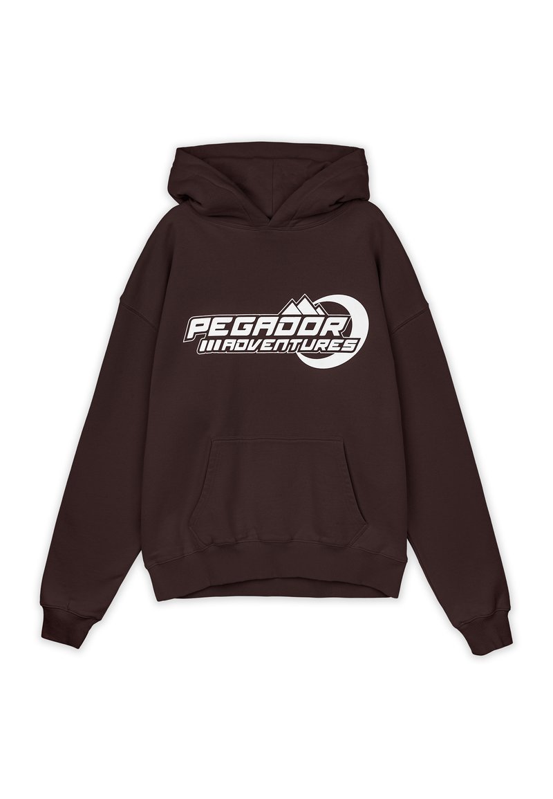 Brauner Hoodie mit einer vorderen Tasche, ausgestattet mit einem weißen "PEGADOR ADVENTURES"-Logo und einem Bergmotiv auf der Brust. Weiches Material, lässige Passform.