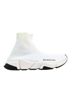 Baskets blanches style chaussette avec semelle épaisse texturée et accents noirs, avec le logo Balenciaga sur le côté.