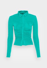 Camisa de manga longa em turquesa com colarinho, apresentando uma abertura com botões e detalhes franzidos na cintura para um ajuste com acabamento elegante.