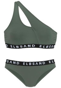 Set bikini verde oliva composto da un top a spalla singola e un bottom coordinato. Fascia elastica nera con testo bianco "ELBSAND". Texture liscia.