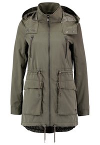 Parka à capuche vert olive avec fermeture éclair frontale, deux poches poitrine zippées et deux grandes poches à rabat avec taille et ourlet à cordon de serrage.