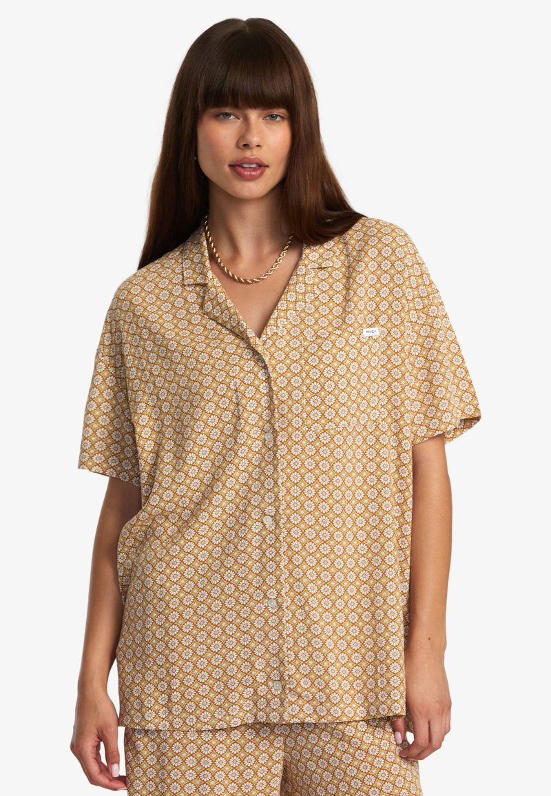 Chemise de pyjama à manches courtes et à boutons, en jaune moutarde avec un motif floral, dotée d'une poche et d'une coupe décontractée.