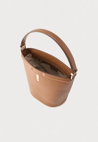 Brązowa skórzana torba typu bucket o gładkiej fakturze, z elementami wykończenia w kolorze złota oraz wnętrzem wyściełanym tkaniną dla lepszej organizacji.