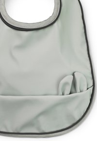 Grå silikonbibs med rundad halsringning och små fickor i botten, med en kontrasterande svart kant runt kanterna.
