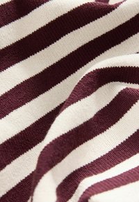 Top - white burgundy