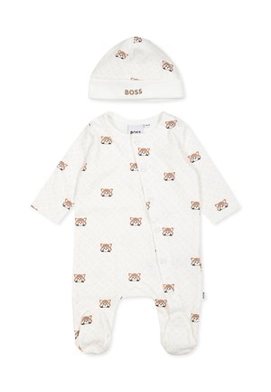 Ensemble comprenant un body et un chapeau pour bébé blanc avec un graphique de petit ours brun répété. Fabriqué en tissu doux avec des boutons-pression et des accents blancs unis.