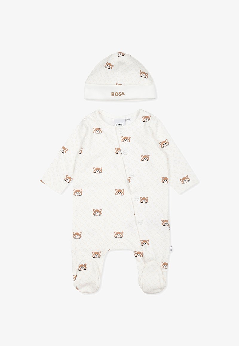 Ensemble comprenant un body et un chapeau pour bébé blanc avec un graphique de petit ours brun répété. Fabriqué en tissu doux avec des boutons-pression et des accents blancs unis.