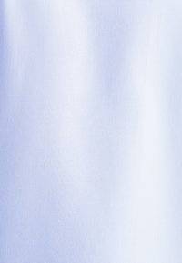 Lichtblauw textiel met een fijne weefstructuur, close-up weergegeven.