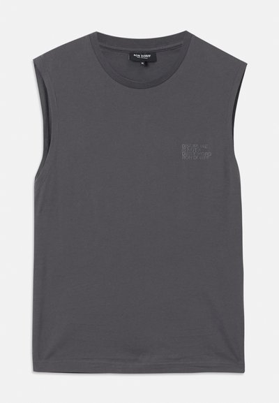 Srajca brez rokavov v sivi barvi, izdelana iz mehkega blaga. Ima okrogel izrez in majhen napis na prsih. Gladka tekstura, sproščen slog.