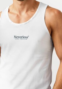 Weißes Tanktop aus glattem Stoff, mit rundem Ausschnitt und Druck: "Neverless Sunday Tennis Club" in Dunkelblau. Einfaches Design.