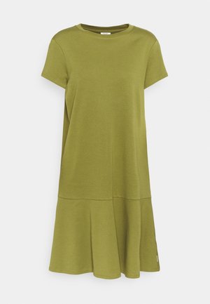 Sukienka z t-shirtu w oliwkowym kolorze, uszyta z miękkiej bawełny, z krótkimi rękawami, okrągłym dekoltem i rozkloszowanym dołem z detalem szwu.