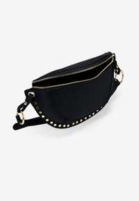 Bolso cruzado de cuero negro con dos compartimentos con cremallera dorada, forma redondeada, acentos con tachuelas a lo largo del borde inferior y herrajes dorados.