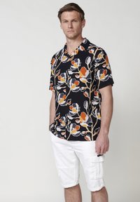 Pluus - black